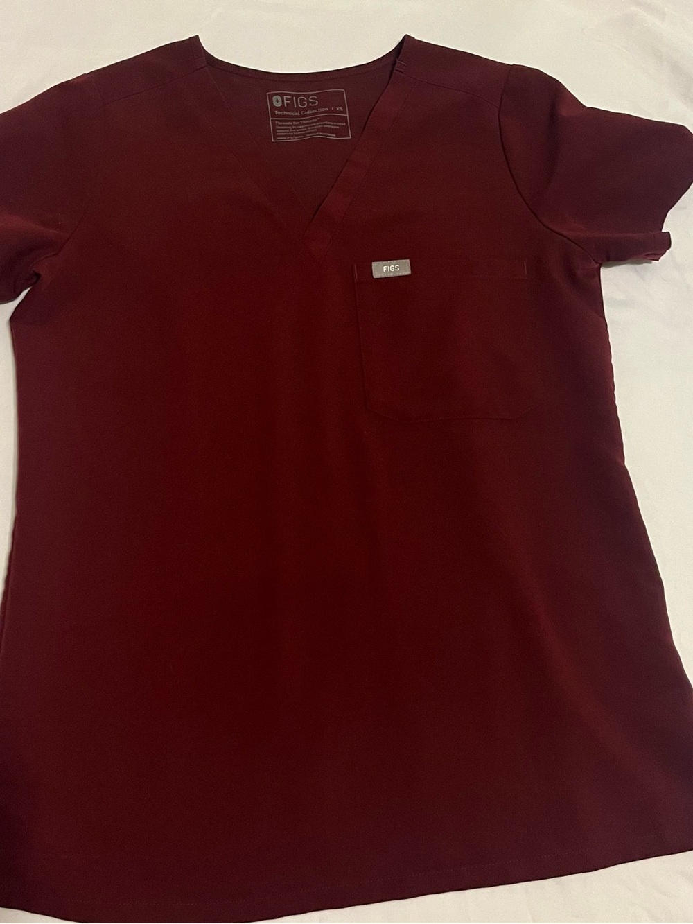 Figs V‑Neck Scrub Top in Maroon